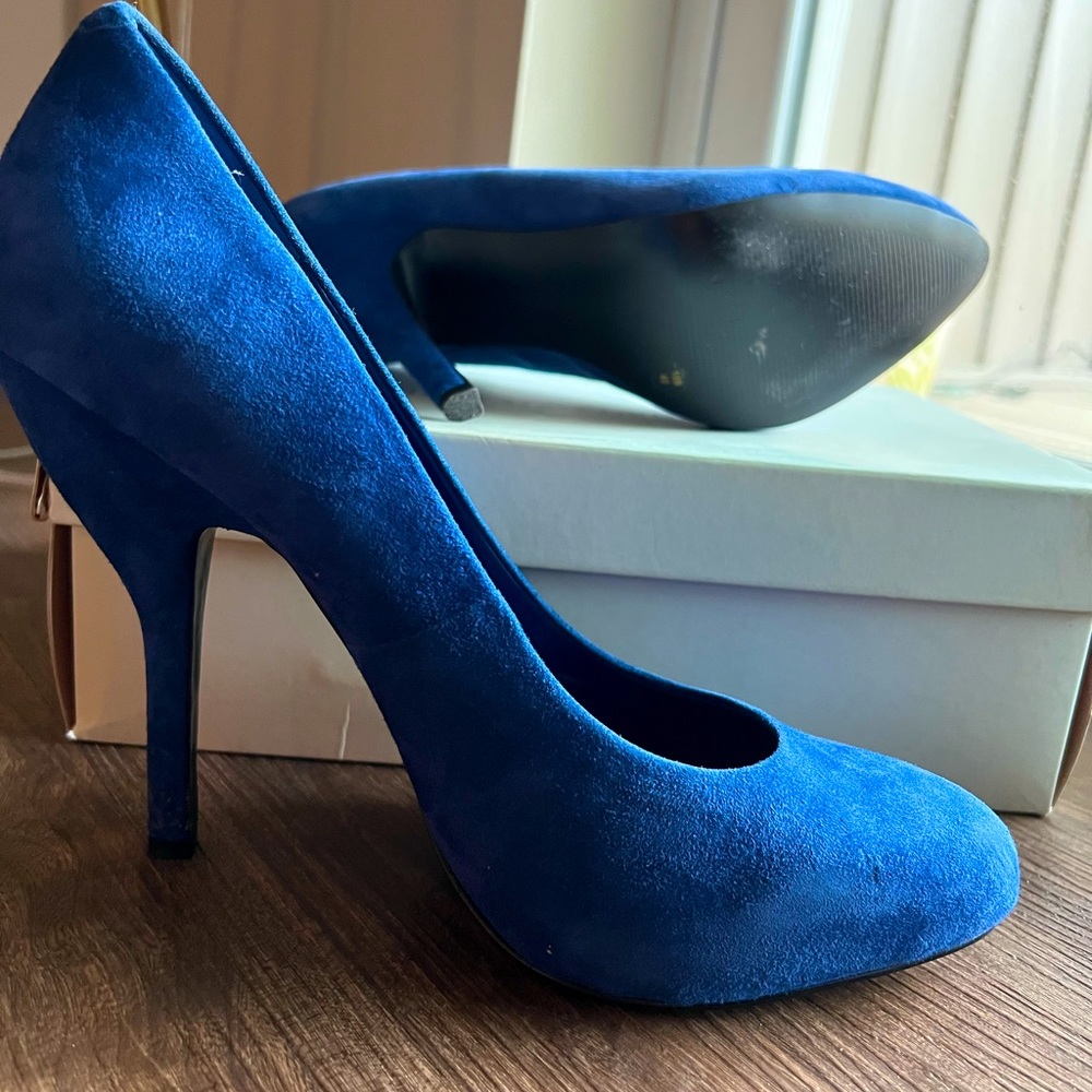 Blue BCBG pumps